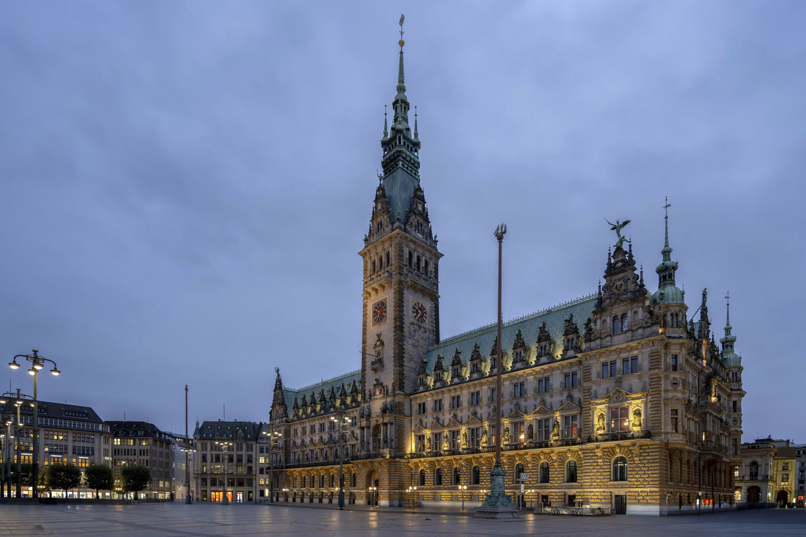 Umstrittene Entscheidung im Rathaus steht an: Sollen Bezirksamtschefs mehr Geld verdienen?