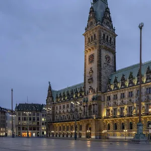 Umstrittene Entscheidung im Rathaus steht an: Sollen Bezirksamtschefs mehr Geld verdienen?
