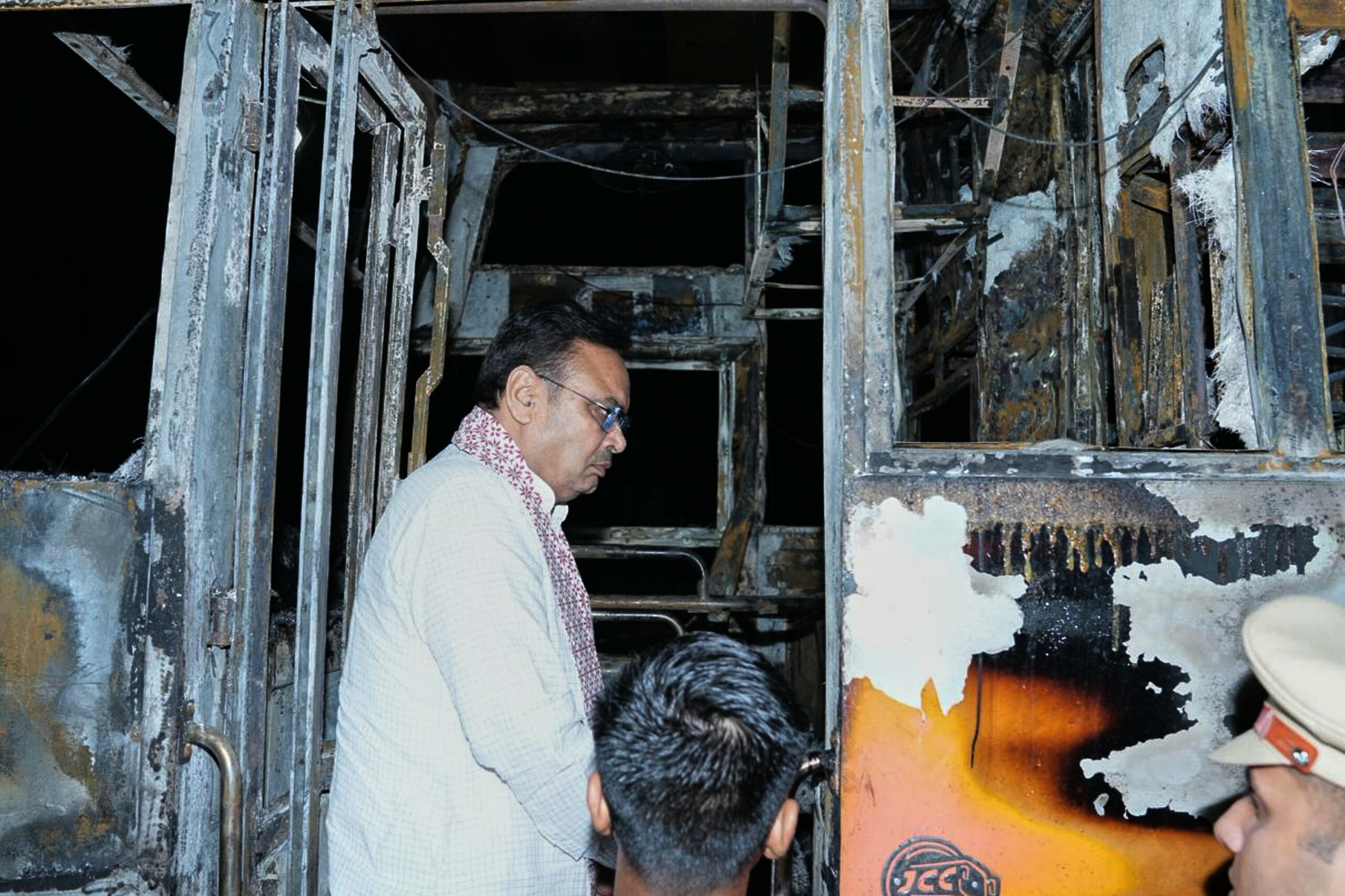 Das Bild zeigt den Obersten Minister Bhajan Lal Sharma bei der Inspektion eines verkohlten Passagierbusses. Das schwere Busunglück im Nordwesten Indiens hat 20 Menschen das Leben gekostet.