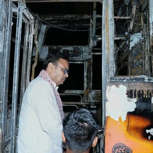 Das Bild zeigt den Obersten Minister Bhajan Lal Sharma bei der Inspektion eines verkohlten Passagierbusses. Das schwere Busunglück im Nordwesten Indiens hat 20 Menschen das Leben gekostet.