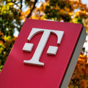 Das Logo vom Mobilfunkanbieter Deutsche Telekom ist am 15.10.2025 an einer Stele vor einem Bürogebäude in München (Bayern) zu sehen.
