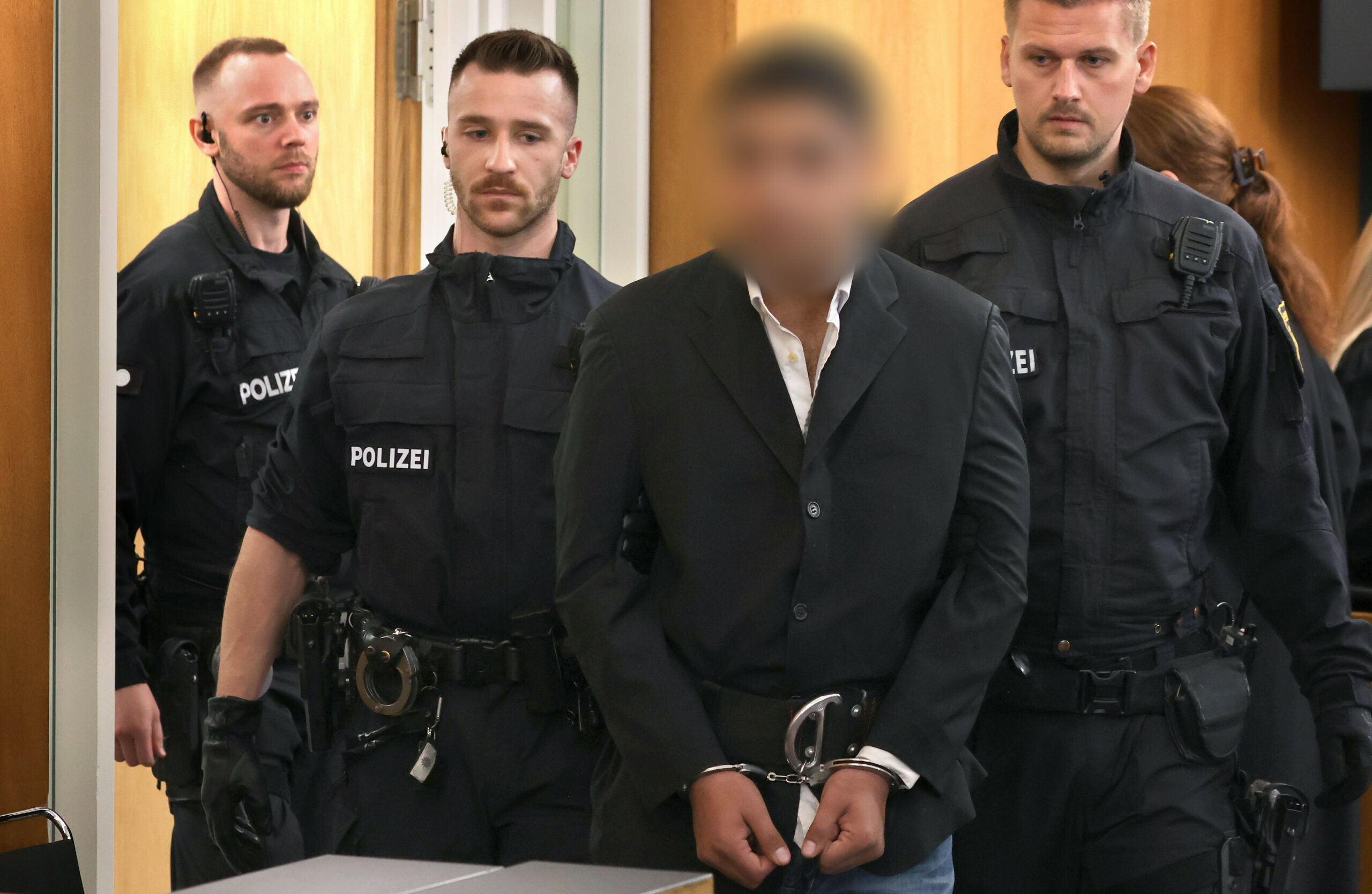 Der Beschuldigte wird mit Handschellen in der Gerichtssaal geführt