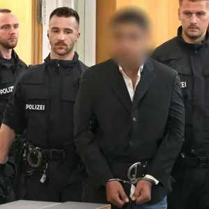 Der Beschuldigte wird mit Handschellen in der Gerichtssaal geführt