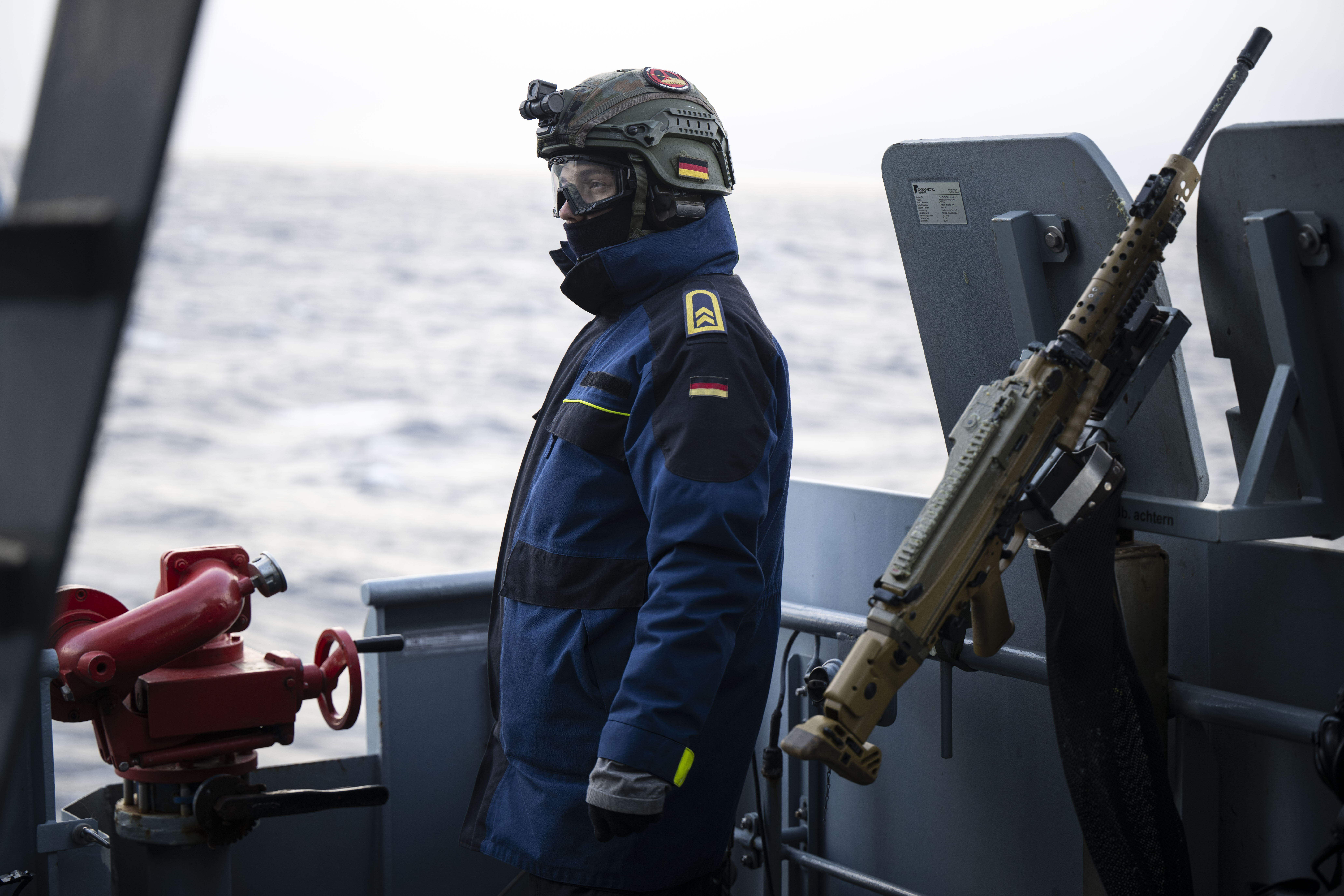Ein Soldat der Marine steht an der Nock an Bord des Tenders „Donau”.