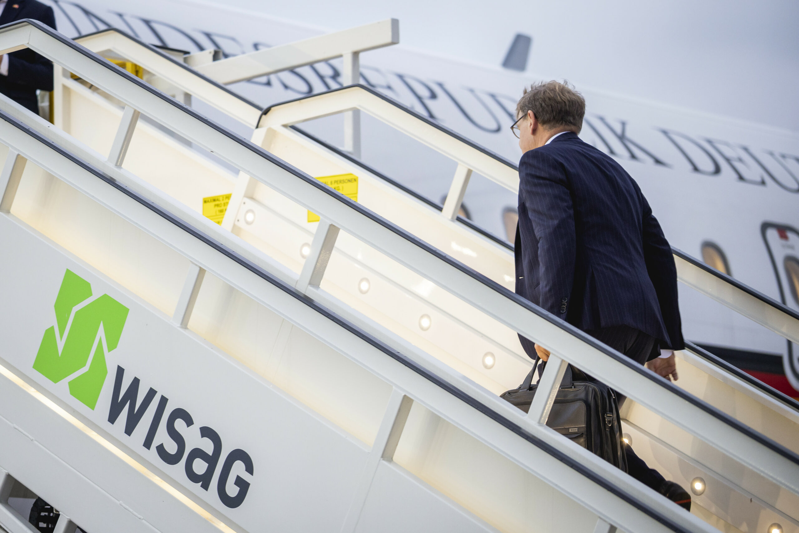 Bundesaussenminister Wadephul reist in die Türkei und besteigt ein Flugzeug.