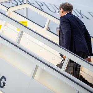 Bundesaussenminister Wadephul reist in die Türkei und besteigt ein Flugzeug.