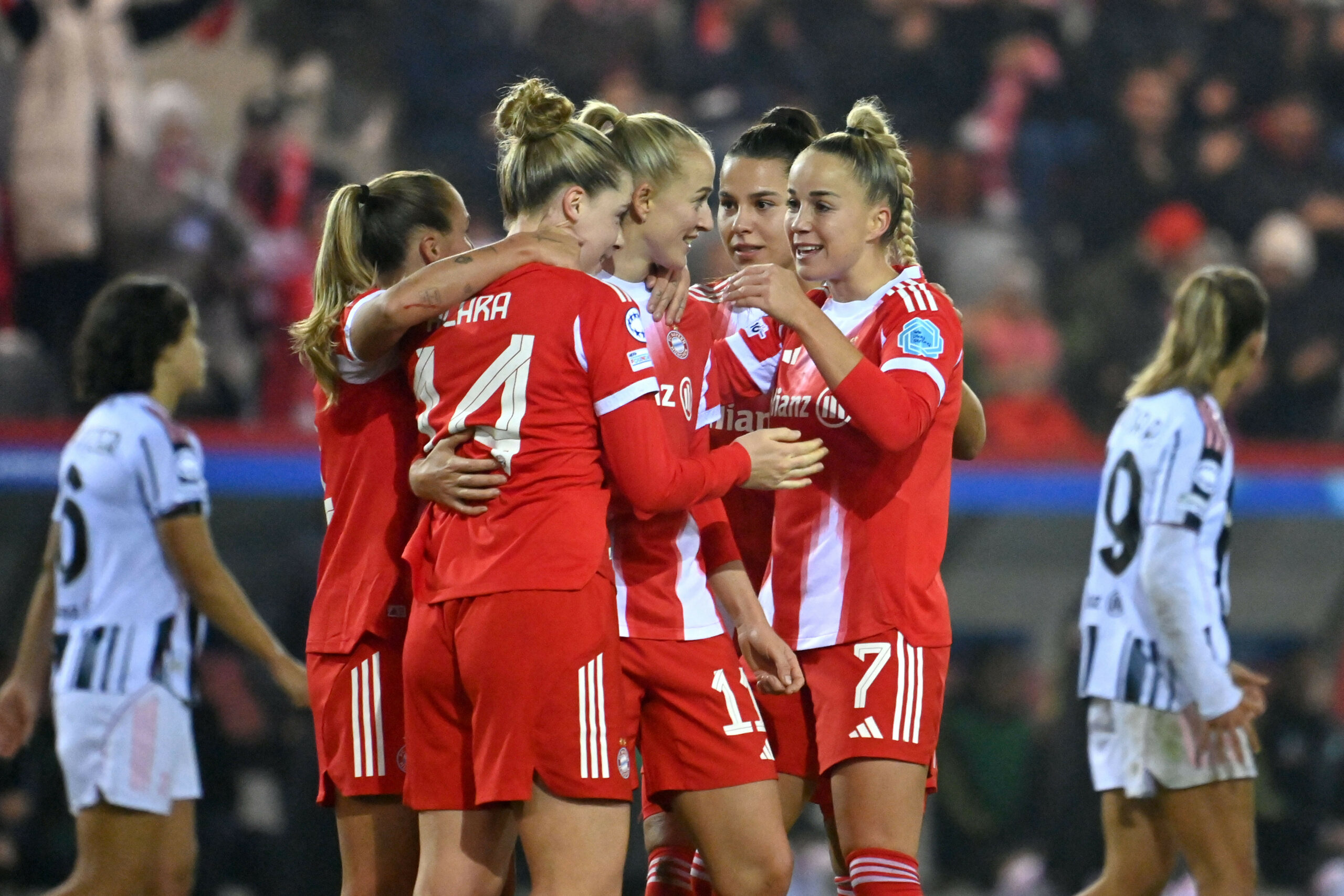 Bayern Frauen bejubeln Treffer