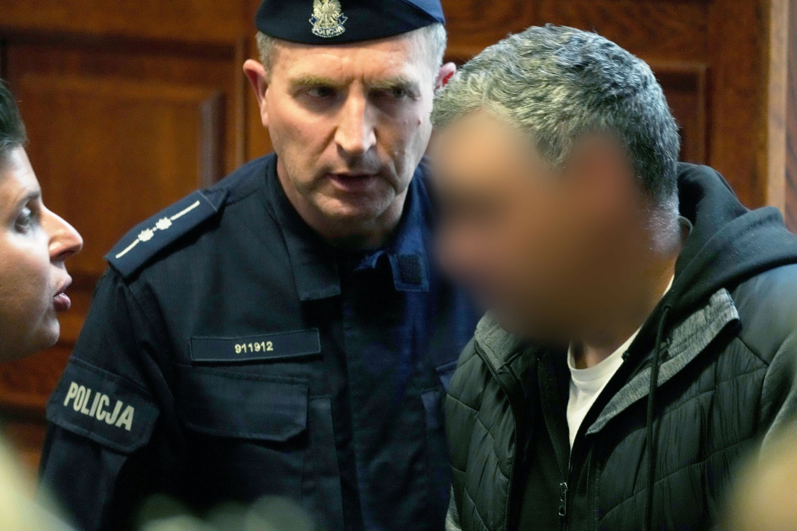 Der Ukrainer Wolodymyr Z. (r) unterhält sich mit seinem Anwalt Tymoteusz Paprocki (l) im Gerichtssaal des Warschauer Landgerichts. Drei Jahre nach den Anschlägen auf die Nord-Stream-Gaspipelines in der Ostsee darf einer der mutmaßlichen Beteiligten nicht von Polen nach Deutschland ausgeliefert werden.