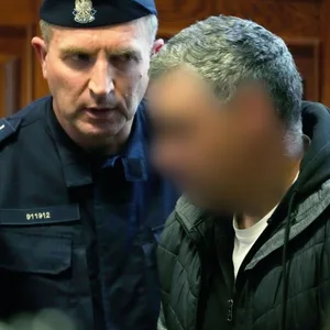 Der Ukrainer Wolodymyr Z. (r) unterhält sich mit seinem Anwalt Tymoteusz Paprocki (l) im Gerichtssaal des Warschauer Landgerichts. Drei Jahre nach den Anschlägen auf die Nord-Stream-Gaspipelines in der Ostsee darf einer der mutmaßlichen Beteiligten nicht von Polen nach Deutschland ausgeliefert werden.