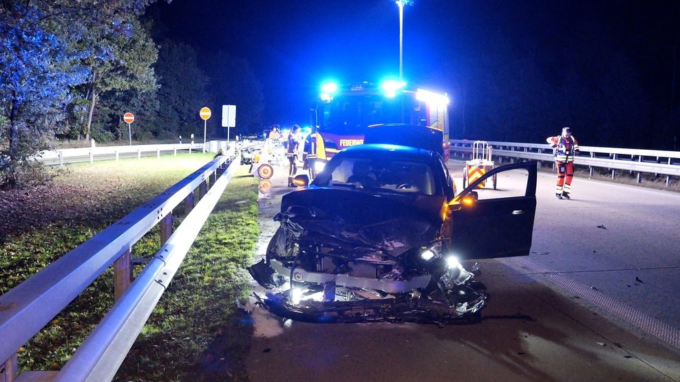 Rettungskräfte sind an der Unfallstelle auf der A1 im Einsatz.