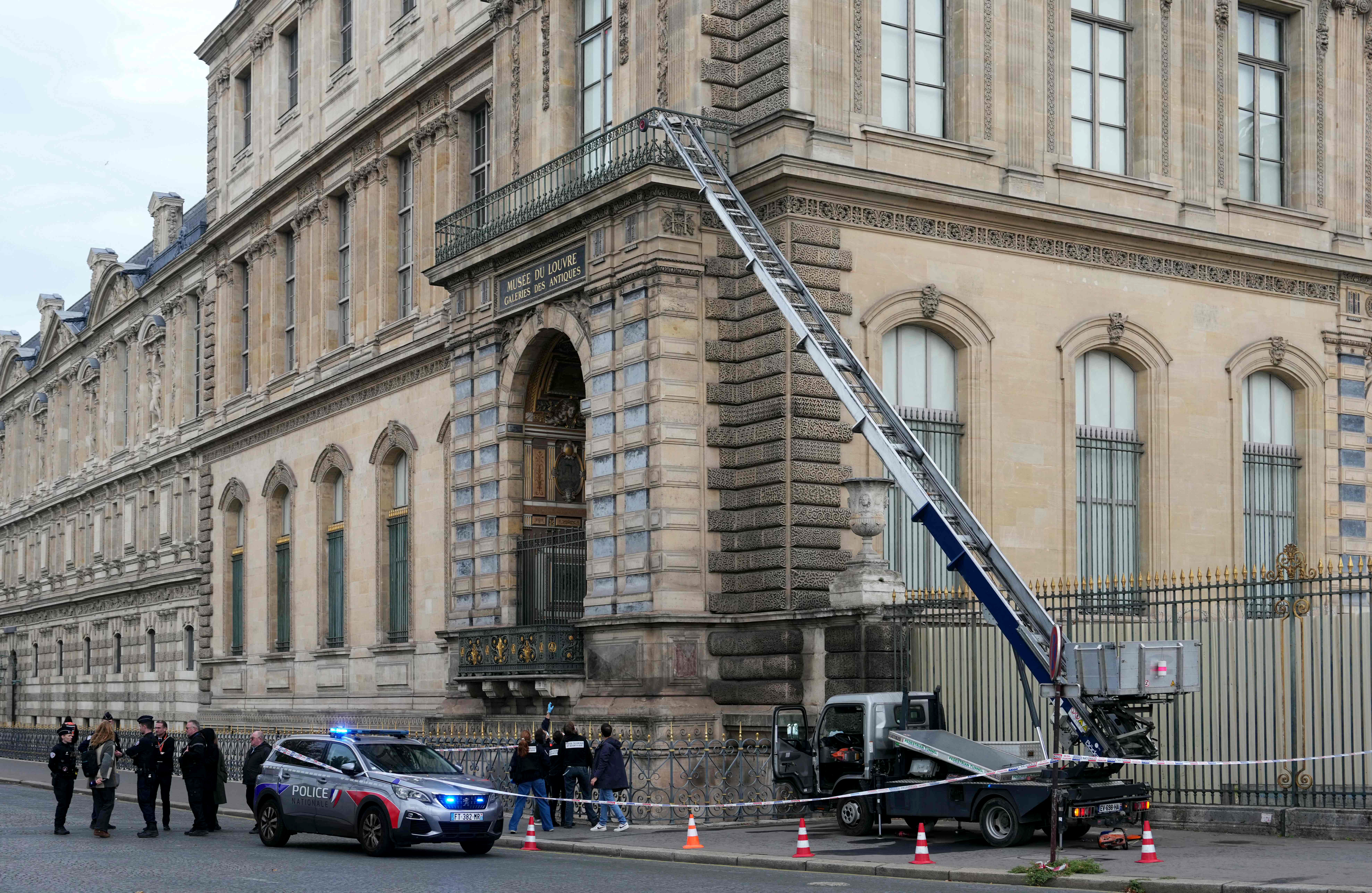Polizisten stehen neben einem Möbelaufzug, mit dem Einbrecher in das Louvre-Museum eindrangen.
