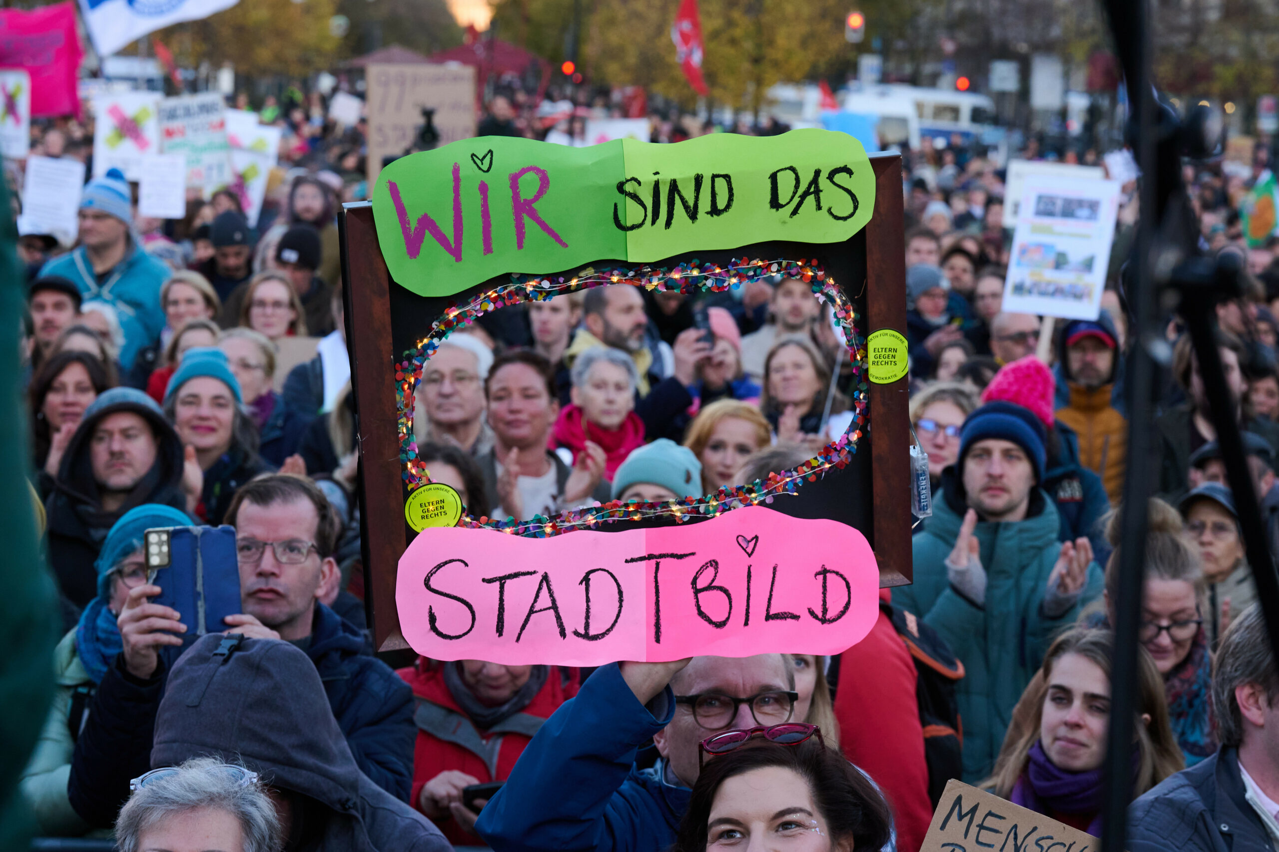 In Berlin gab es eine Demo gegen die „Stadtbild“-Äußerung von Friedrich Merz (CDU).