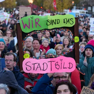 In Berlin gab es eine Demo gegen die „Stadtbild“-Äußerung von Friedrich Merz (CDU).