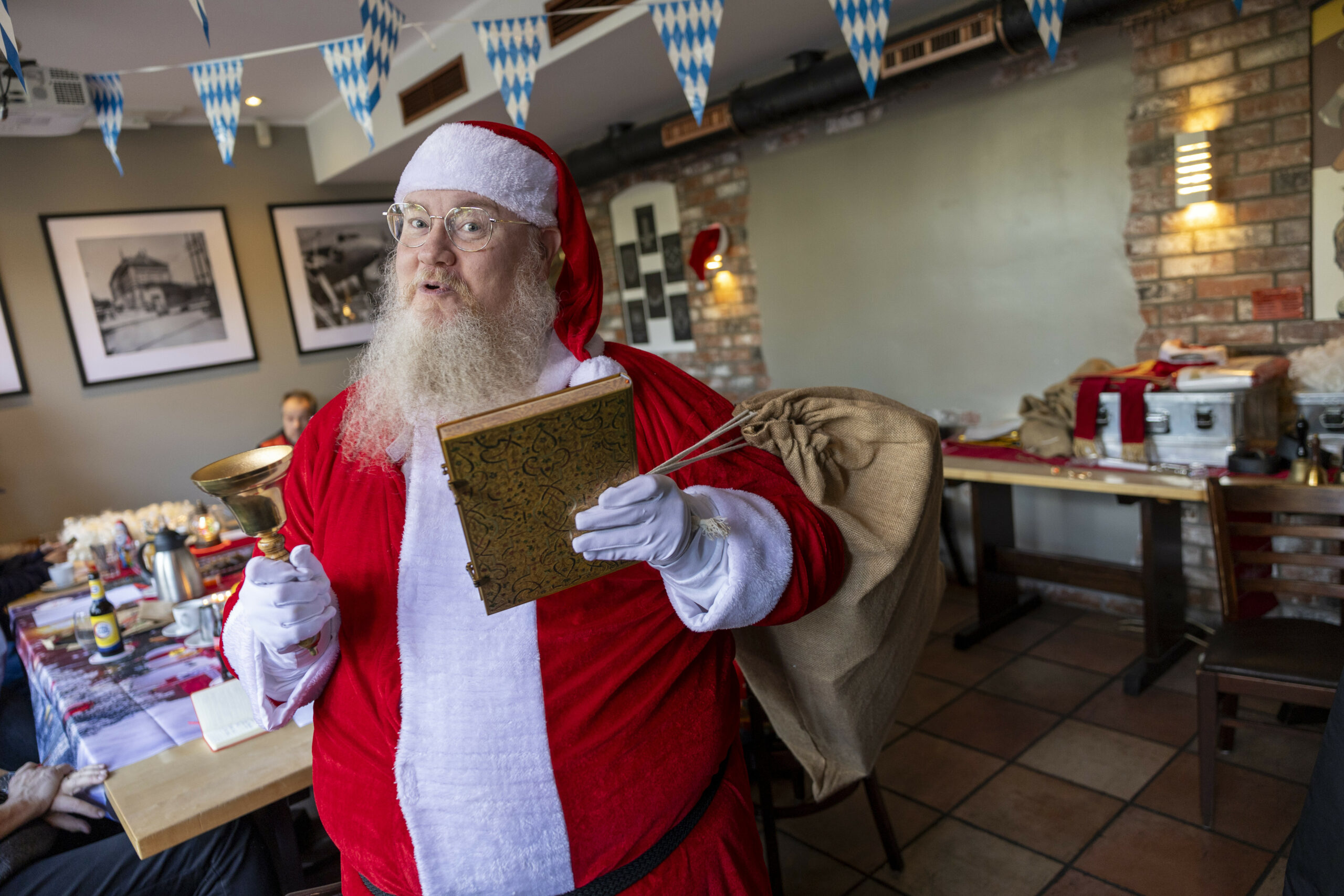 Bastian Kluth, Teilnehmer des Seminars für angehende Weihnachtsmänner und Nikoläuse, verkleidet sich als Nikolaus.