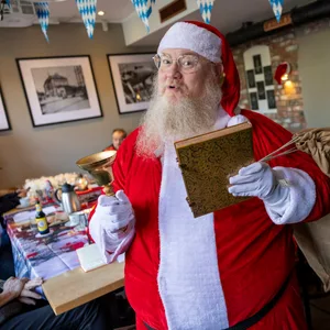 Bastian Kluth, Teilnehmer des Seminars für angehende Weihnachtsmänner und Nikoläuse, verkleidet sich als Nikolaus.
