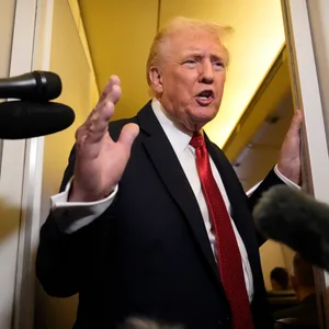 US-Präsident Donald Trump spricht in der Air Force One zu Reportern.