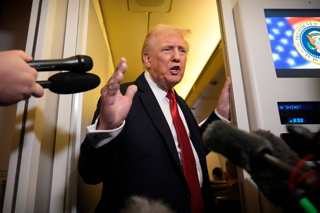US-Präsident Donald Trump spricht in der Air Force One zu Reportern.
