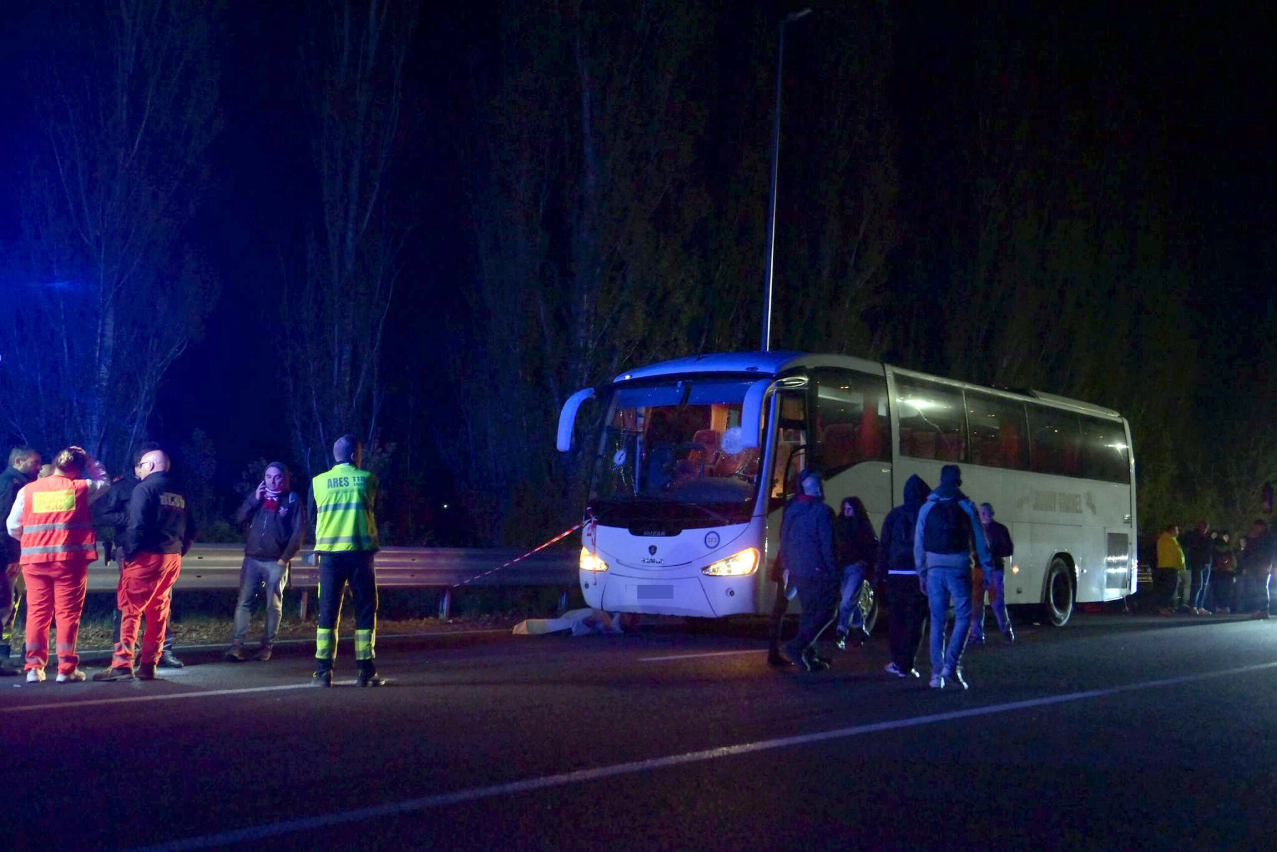 Absperrungen um den Bus, in dem der Fahrer verstarb.