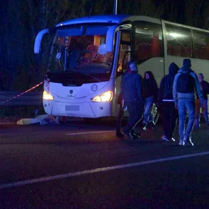 Absperrungen um den Bus, in dem der Fahrer verstarb.