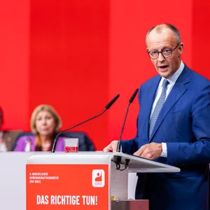 Kanzler Friedrich Merz hat seine umstrittenen Stadtbild-Äußerungen im Zusammenhang mit der Migrationspolitik vehement verteidigt und unterstrichen.