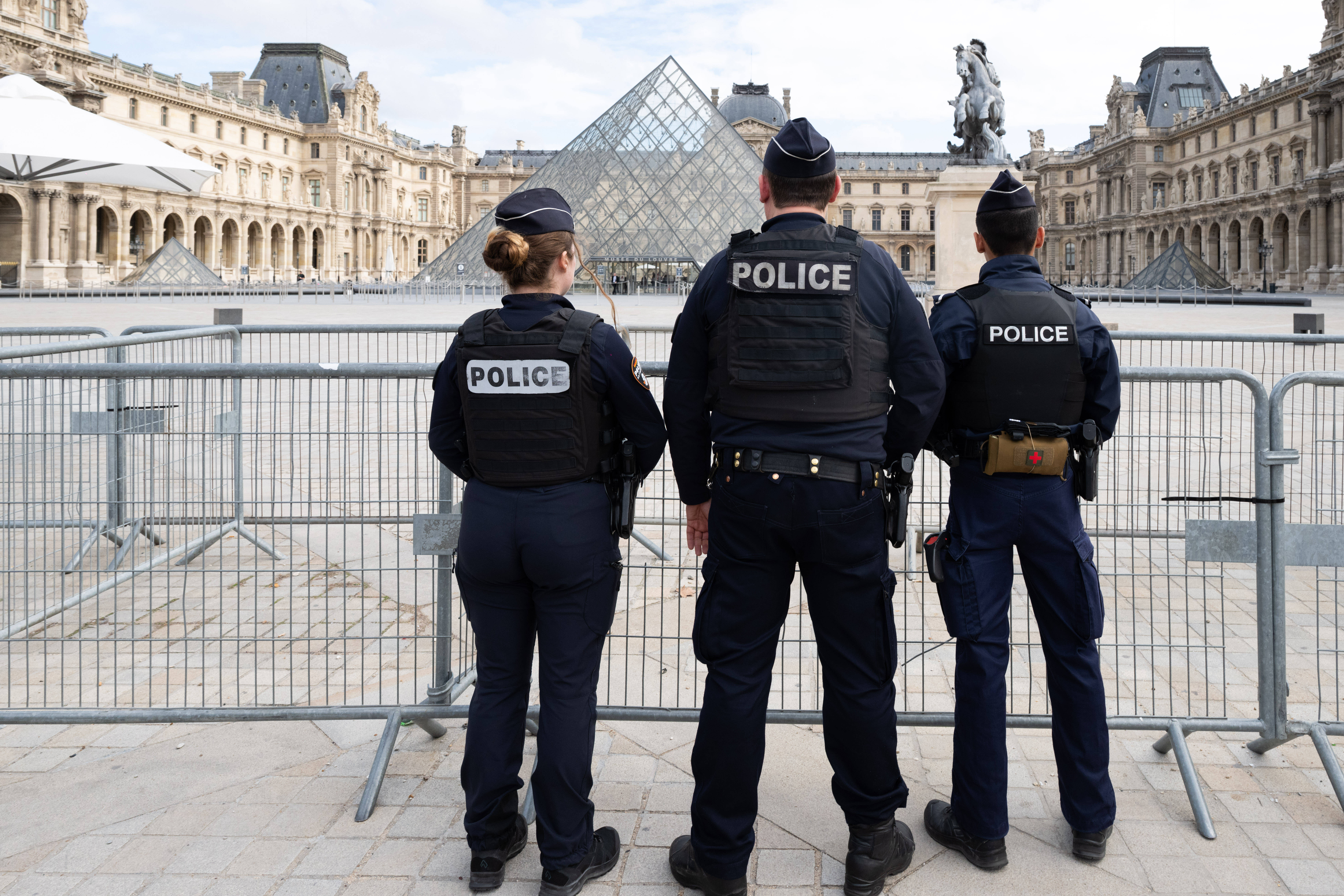 Polizisten Louvre Paris