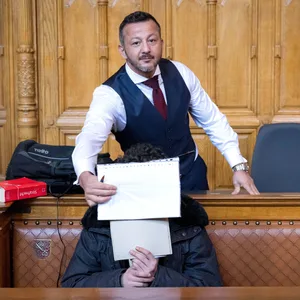 Der Angeklagte (vorn) im Prozess wegen Totschlags mit seinem Anwalt. Das Gericht bestätigt eine lange Haftstrafe, weil er einen auf dem Boden liegenden Menschen mit einem Sprung auf den Kopf getötet hat.