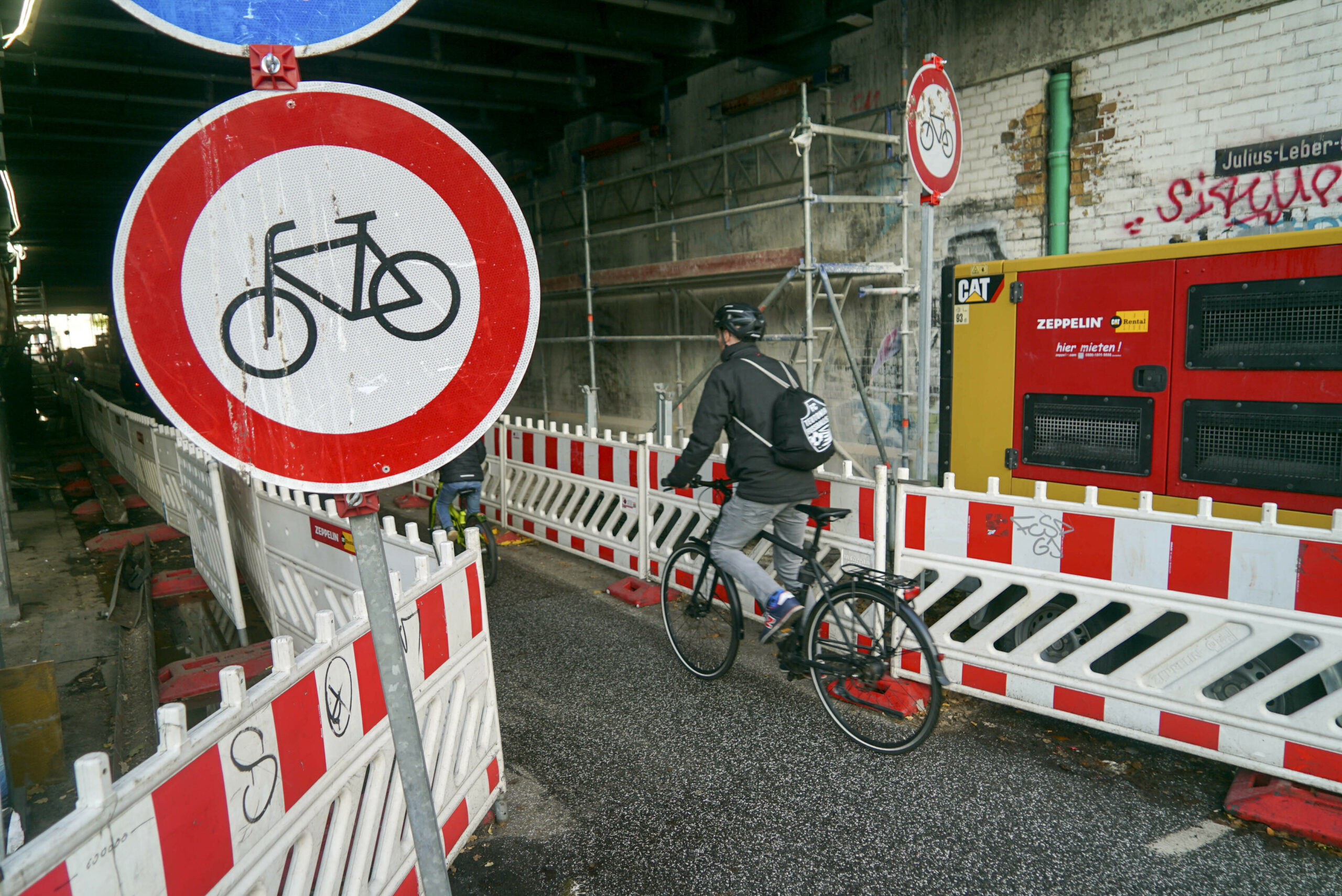 Radfahrer müssen im Lessingtunnel derzeit absteigen. Doch viele halten sich nicht daran.