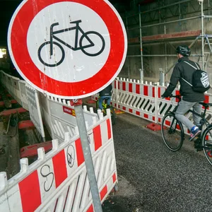 Radfahrer müssen im Lessingtunnel derzeit absteigen. Doch viele halten sich nicht daran.