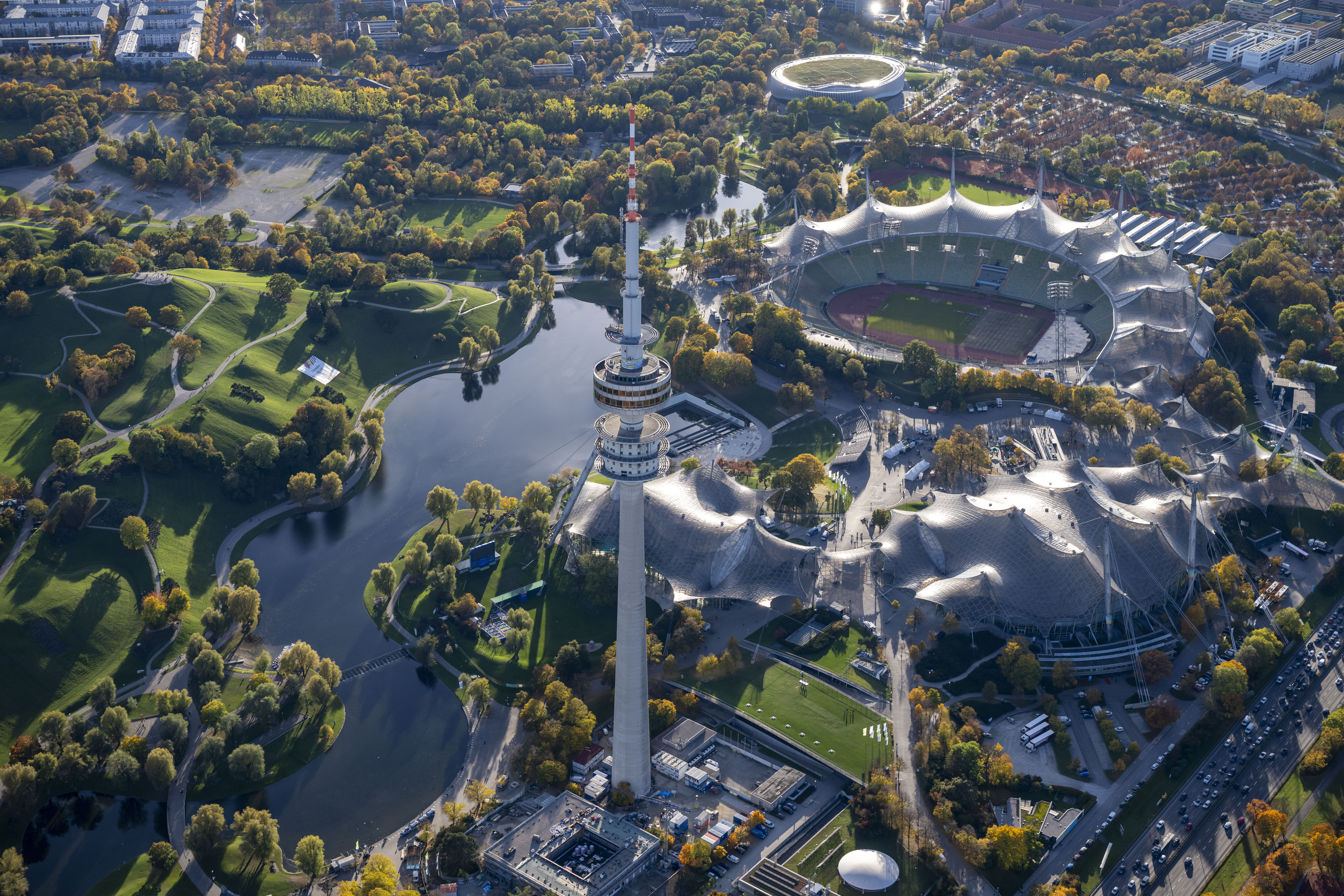 Der Olympiapark mit dem Olympiastadion in München