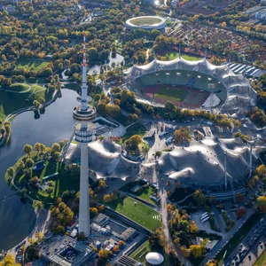 Der Olympiapark mit dem Olympiastadion in München