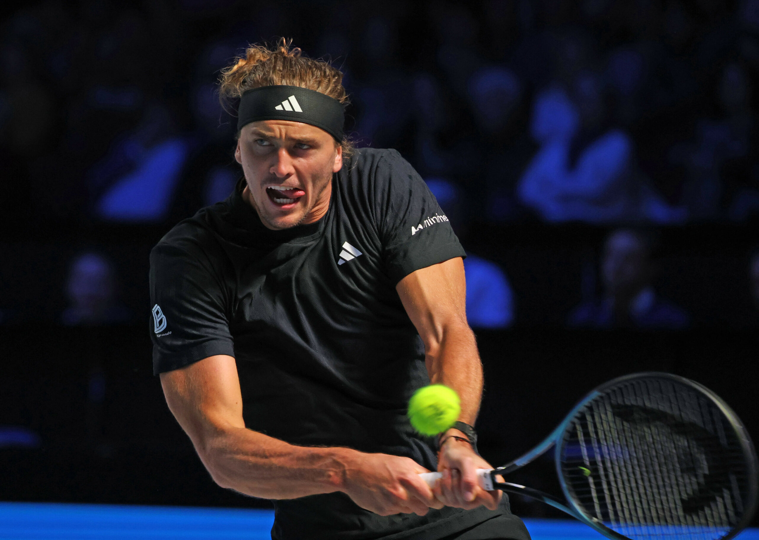 Alexander Zverev mit raushängender Zunge.