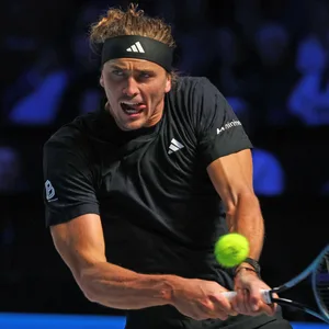 Alexander Zverev mit raushängender Zunge.