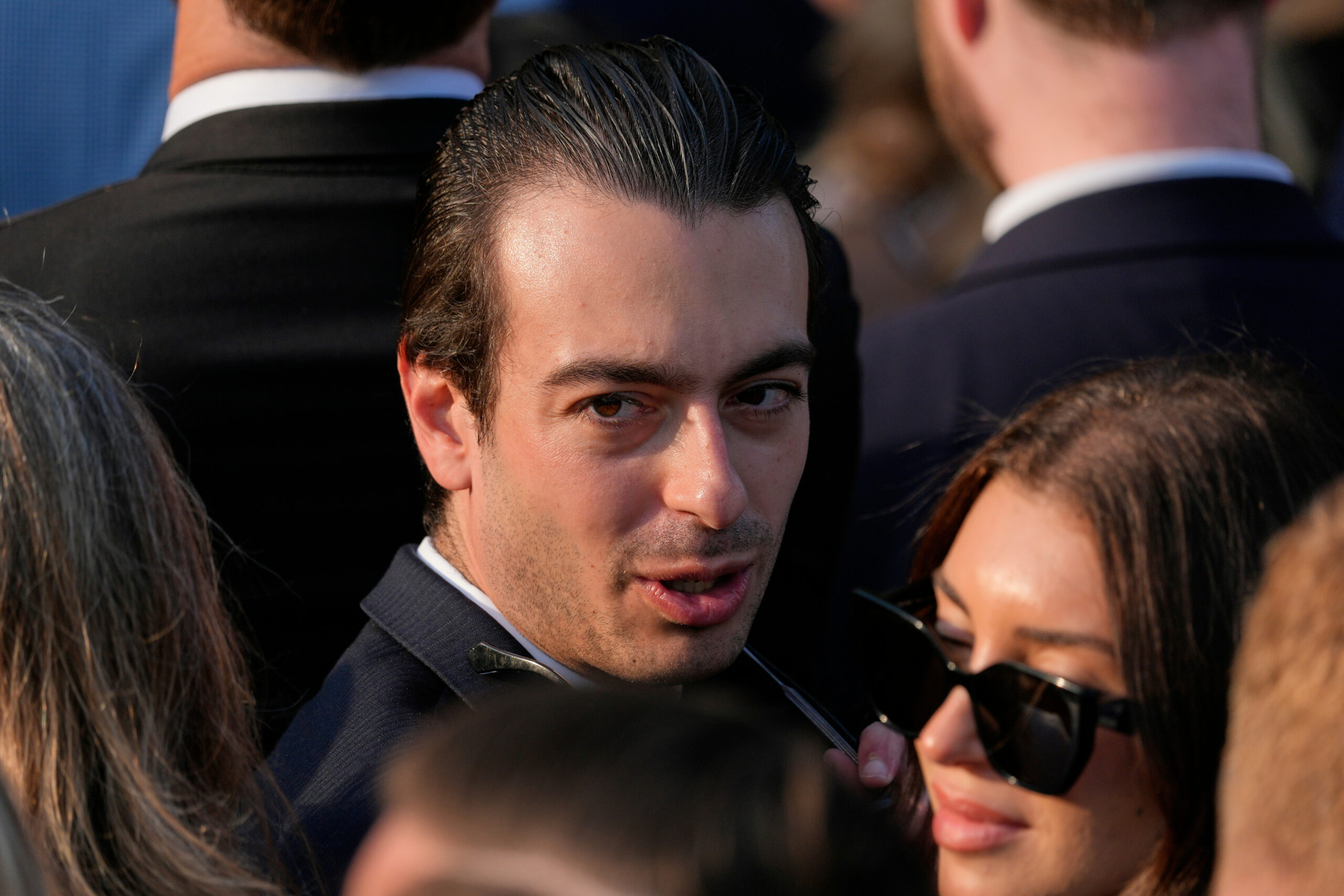 Paul Ingrassia trifft ein, bevor Trump während einer Sommersoiree auf dem South Lawn des Weißen Hauses spricht. Er trägt schwarz und steht zwischen in mitten der Menschenmasse.