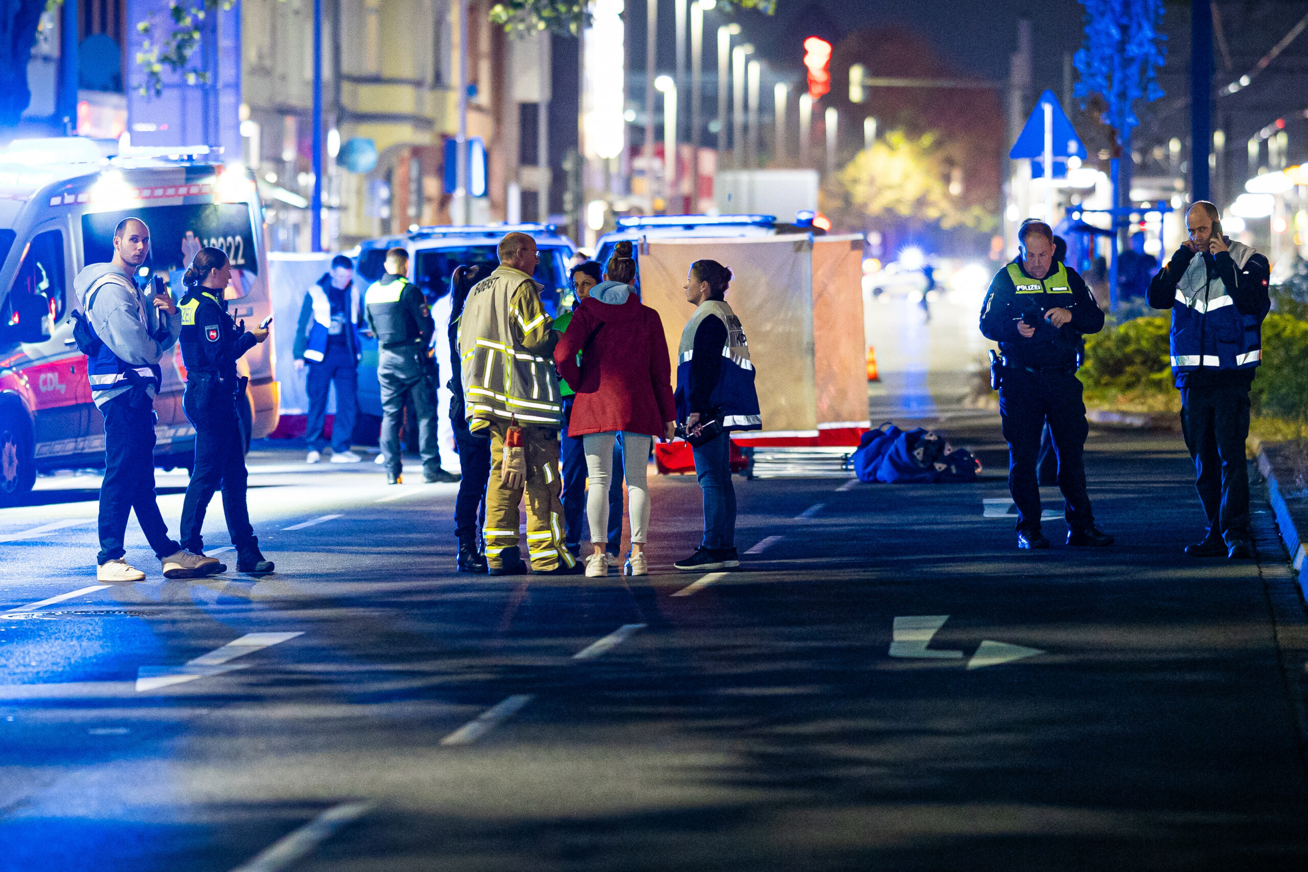 Einsatzkräfte stehen am Tatort. Bei einer Schießerei in Hannover sind mehrere Menschen verletzt worden.