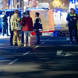 Einsatzkräfte stehen am Tatort. Bei einer Schießerei in Hannover sind mehrere Menschen verletzt worden.