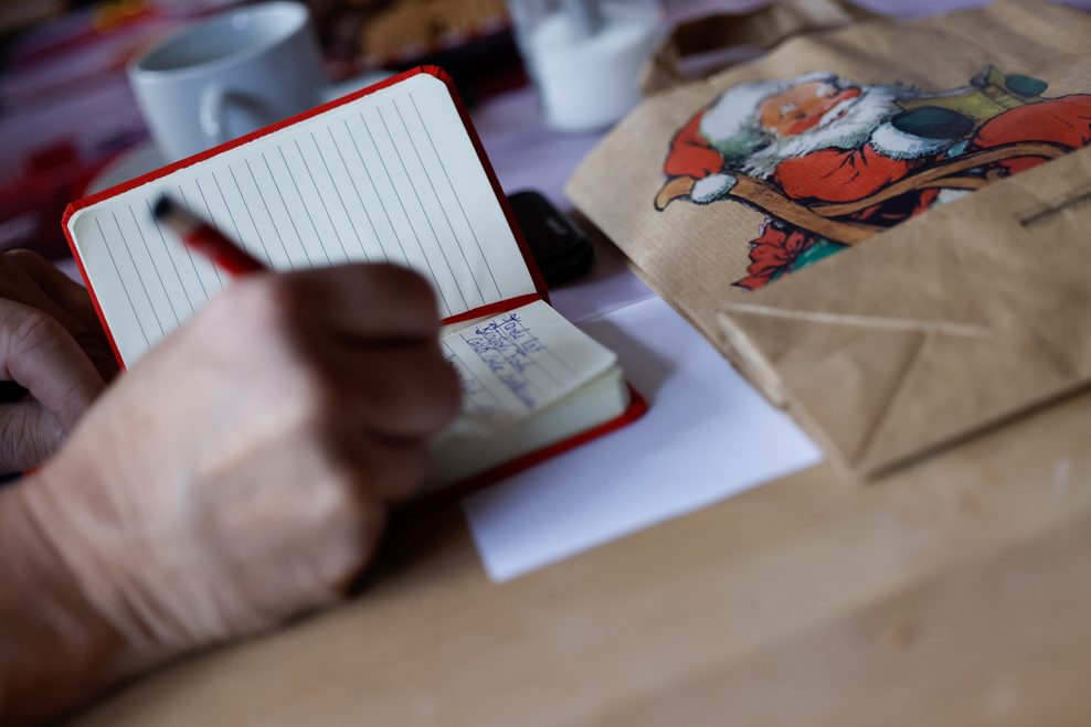 Ein Teilnehmer des Seminars für angehende Weihnachtsmänner macht sich während des Seminars Notizen.