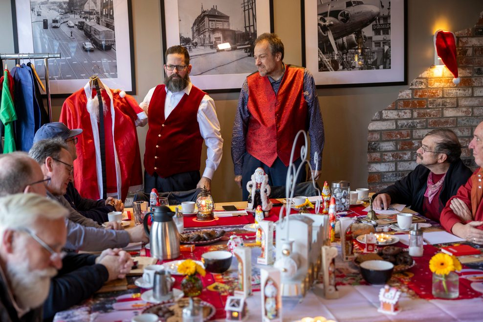 Stefan Dößereck (Mitte r, Seminarleiter) und Markus von Juterczenka (Mitte l) unterrichten die Teilnehmer des Seminars für angehende Weihnachtsmänner.