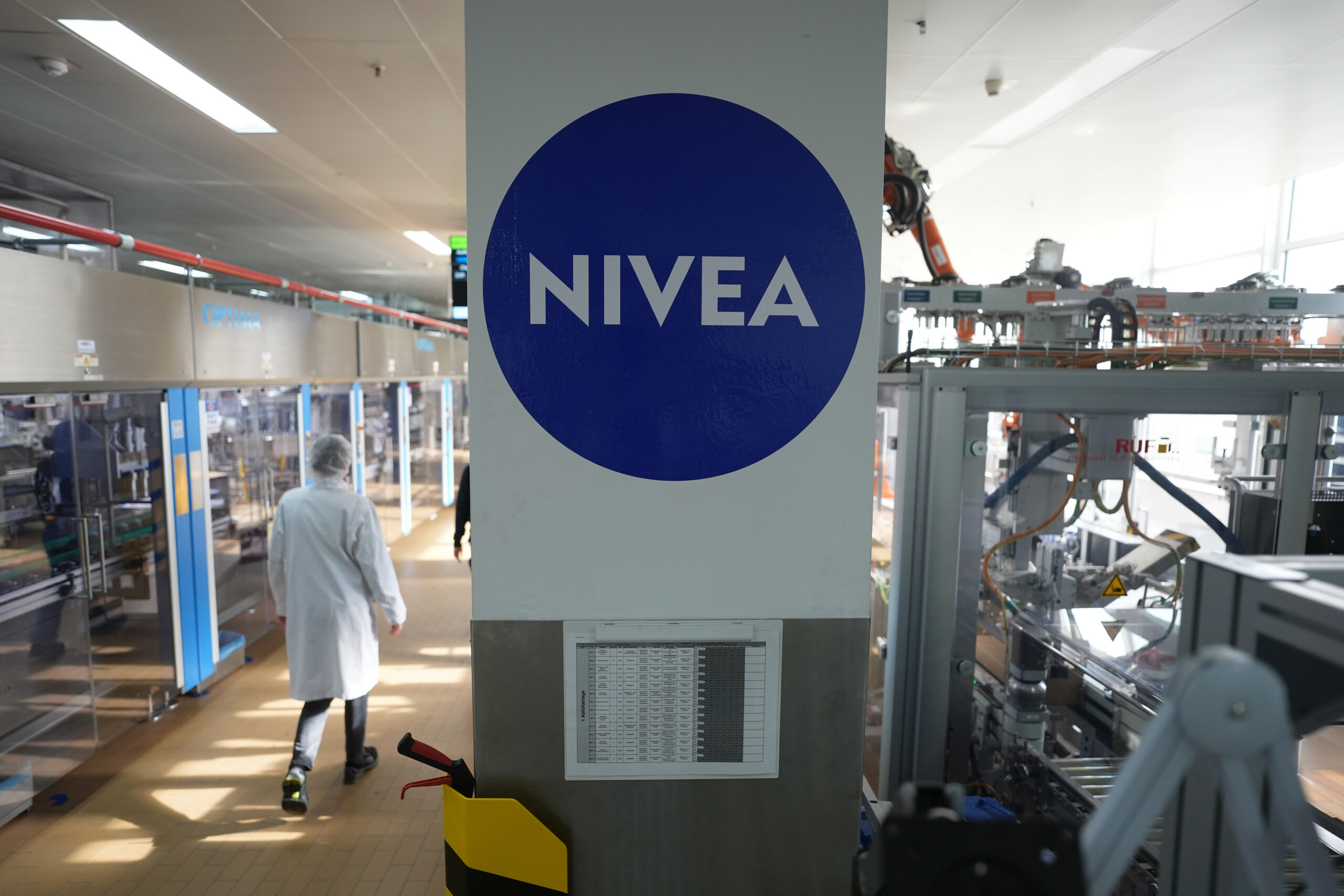 Eine Mitarbeiterin geht durch eine Produktionshalle der Nivea Creme in der Beiersdorf Manufacturing Hamburg.