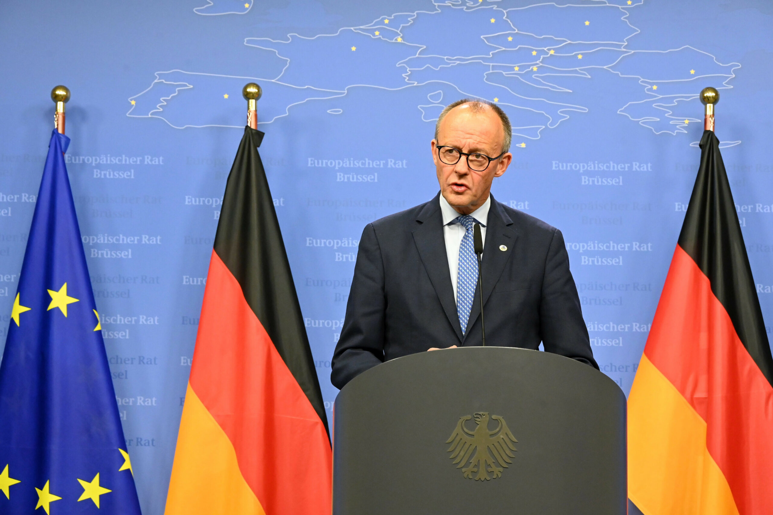Bundeskanzler Friedrich Merz (CDU spricht nach dem EU-Gipfel bei einer Pressekonferenz.