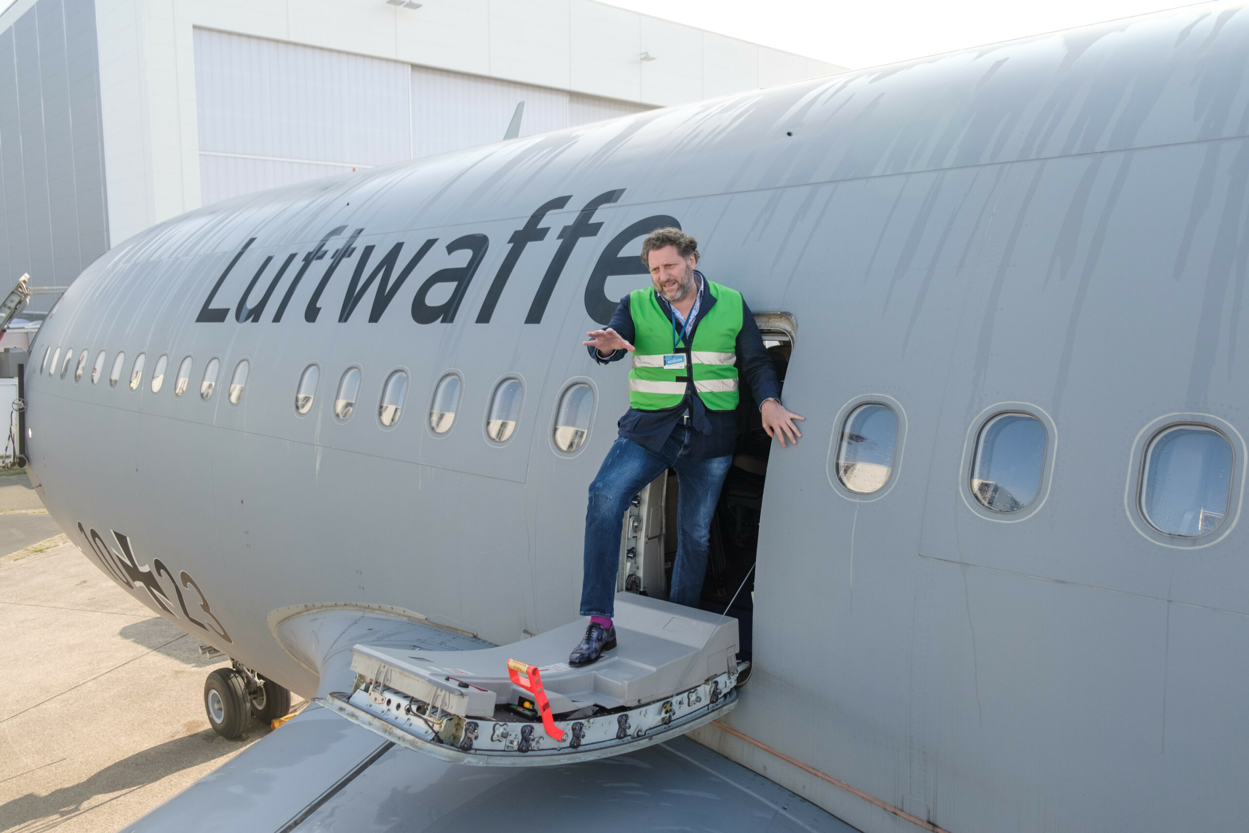 Fabrizio Sepe, Geschäftsführer des Serengeti-Parks, betrachtet die Tragflächen seinen Airbus A310. Der Park will den Flieger zu einem Restaurant ausbauen.