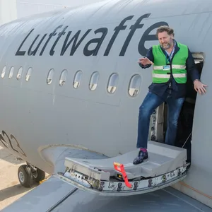 Fabrizio Sepe, Geschäftsführer des Serengeti-Parks, betrachtet die Tragflächen seinen Airbus A310. Der Park will den Flieger zu einem Restaurant ausbauen.