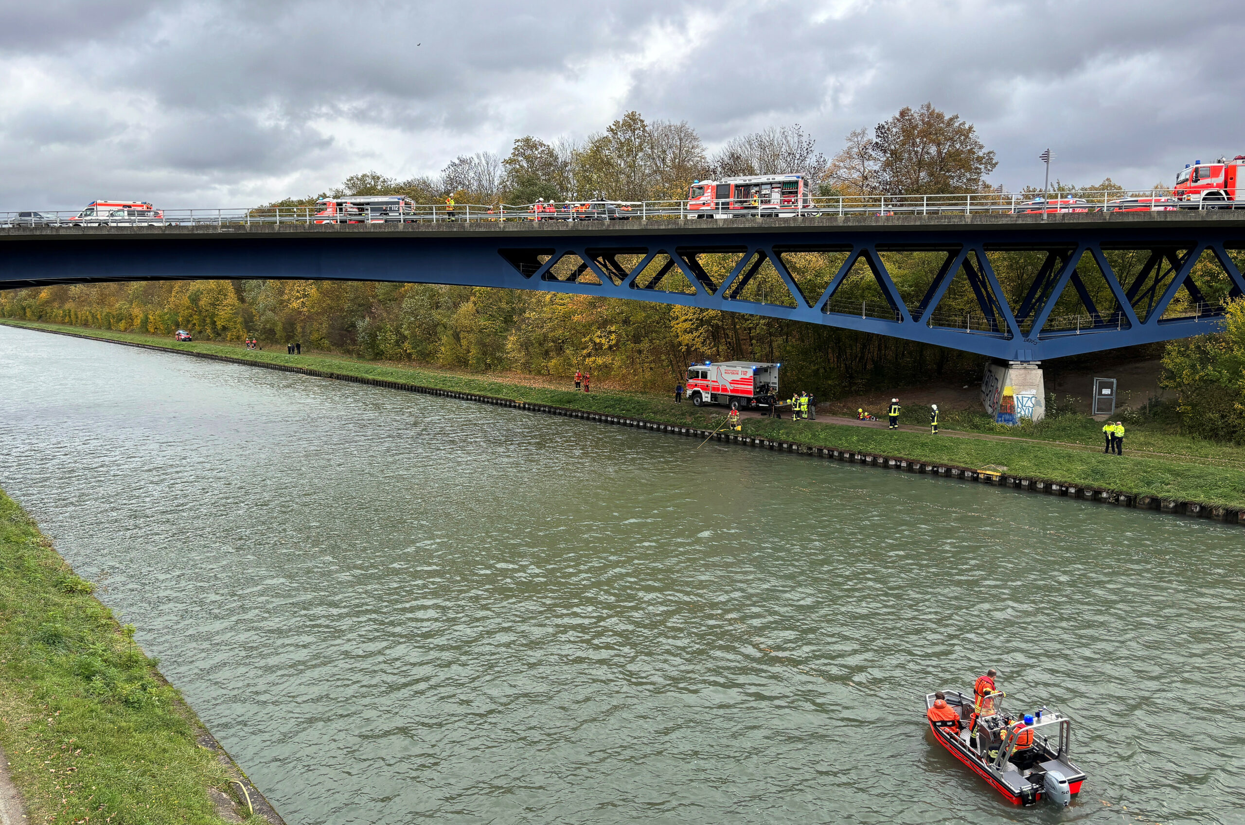 Rettungskräfte auf einem Boot auf dem Mittellandkanal
