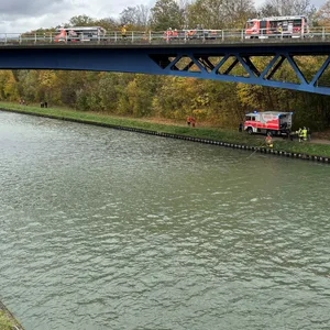 Rettungskräfte auf einem Boot auf dem Mittellandkanal