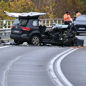 Ein schwer beschädigtes Auto steht an der Unfallstelle auf der Bundesstraße 4 auf einer Brücke über den Mittellandkanal. Bei dem schweren Unfall bei Braunschweig ist ein weiteres Auto von der Brücke in den Mittellandkanal gestürzt.