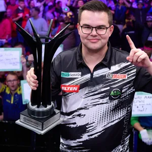 Darts-Spieler Gian van Veen mit dem EM-Pokal