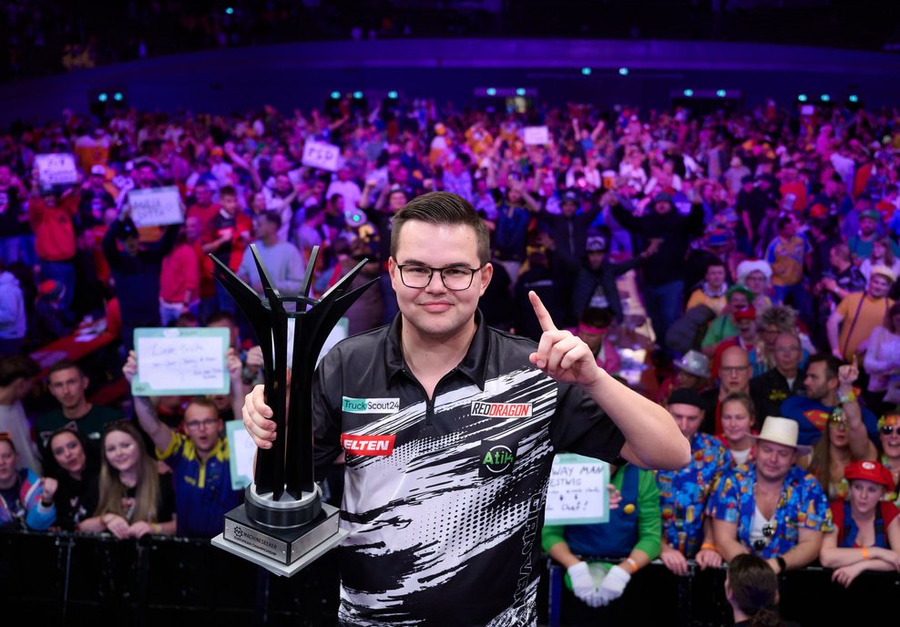 Darts-Spieler Gian van Veen mit dem EM-Pokal