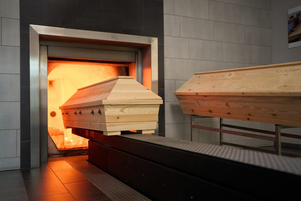 Ein Sarg wird im Krematorium Dachsenhausen verbrannt.