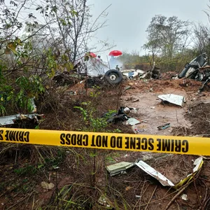 Kenianische Beamte inspizieren die Absturzstelle eines Flugzeugs in der Nähe von Diani.