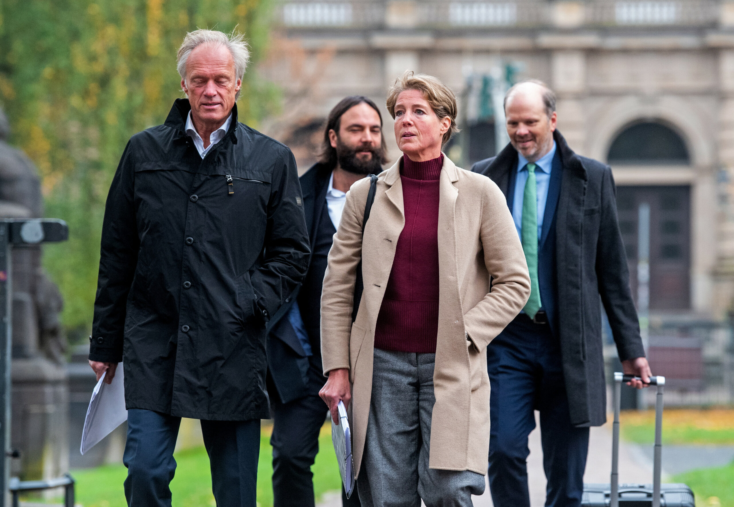 Christina Block mit Gerhard Delling (l.) und ihrem Anwalt Ingo Bott (2. v. l.) auf dem Weg ins Gericht.