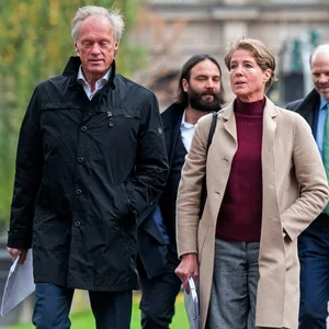 Christina Block mit Gerhard Delling (l.) und ihrem Anwalt Ingo Bott (2. v. l.) auf dem Weg ins Gericht.